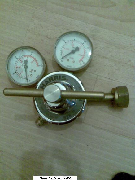 reductor presiune azot  folosit dar in stare  f buna marca harris        inlet 230 bar